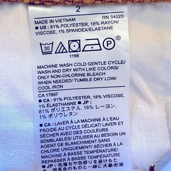 Banana Republic 4inch Shorts - Picture 2 of 5